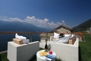 Familienapartment, Mehrere Betten, zum Garten hin (Riva Bellano Lavanda) | Terrasse/Patio