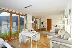 ฮันนีมูนอพาร์ทเมนท์, หลายเตียง, 2 ห้องน้ำ, ติดสวน (Riva Bellano Margherita 3) | ห้องนั่งเล่น | ทีวี 21 นิ้ว พร้อมช่องดาวเทียม