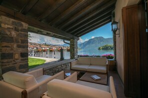 Villa, 3 Schlafzimmer, eigener Pool, Seeseite | Wohnbereich