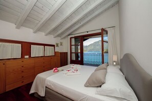 Villa, 3 Schlafzimmer, eigener Pool, Seeseite | 3 Schlafzimmer, Bügeleisen/Bügelbrett, WLAN, Bettwäsche