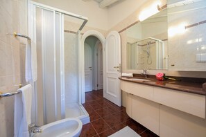 Vila, 3 quartos, piscina particular, ao lado do lago | Banheiro | Chuveiro, chuveiro com efeito de chuva, secador de cabelo, bidê