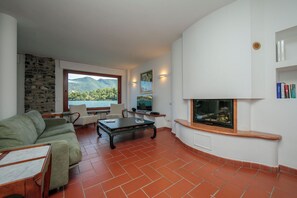 Villa, 3 chambres, piscine privée, au bord du lac | Aire de séjour | Téléviseur à écran plat de 21 po avec télévision numérique, téléviseur