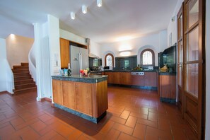 Villa, 3 Schlafzimmer, eigener Pool, Seeseite | Eigene Küche | Mikrowelle, Ofen, Herdplatte, Geschirrspüler