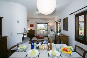 Villa familiare, letti multipli, 2 bagni, lato giardino (Villa dei Poeti) | Pasti in camera