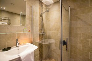 Familien-Stadtwohnung, Mehrere Schlafzimmer, 2 Bäder, Seeseite (Nobiallo Fantastico) | Badezimmer | Dusche, Regendusche, Haartrockner, Bidet
