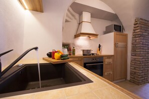 Family Townhome, Multiple Bedrooms, 2 Bathrooms, Lakeside (Nobiallo Fantastico) | Private kitchen | Fridge, microwave, oven, stovetop - Nobiallo Fantastico (Menaggio)