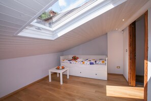 Family Townhome, Multiple Bedrooms, 2 Bathrooms, Lakeside (Nobiallo Fantastico) | 3 bedrooms, iron/ironing board, free internet, bed sheets