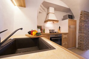 Family Townhome, Multiple Bedrooms, 2 Bathrooms, Lakeside (Nobiallo Fantastico) | Private kitchen