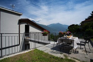 Apartamento, 3 quartos, sacada, vista para o lago | Terraço/pátio