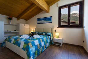 Apartment, 3 Schlafzimmer, Balkon, Seeblick | 3 Schlafzimmer, Bügeleisen/Bügelbrett, WLAN, Bettwäsche