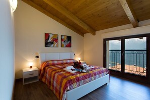 Apartamento, 3 quartos, sacada, vista para o lago | 3 quartos, ferros/tábuas de passar roupa, Wi-Fi (sobretaxa)