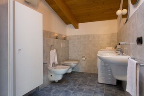 Apartamento, 3 quartos, sacada, vista para o lago | Banheiro | Chuveiro/banheira combinados, chuveiro com efeito de chuva