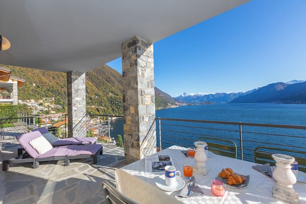 Familienapartment, Mehrere Schlafzimmer, Bergseite (Residence degli Oleandri 2A) | Speisen im Freien