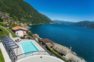 Una piscina al aire libre de temporada