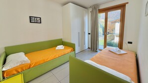 Căn hộ dành cho gia đình, 2 phòng ngủ, ban công, cạnh núi (Residence degli Oleandri 6A) | Quang cảnh từ phòng