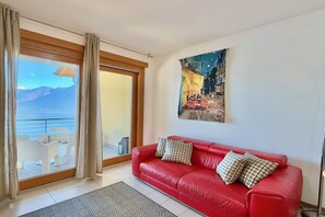 Apartamento familiar, varias habitaciones, junto a la montaña (Residence degli Oleandri 6A) | Zona de estar | Televisión de pantalla plana de 21 pulgadas con canales digitales