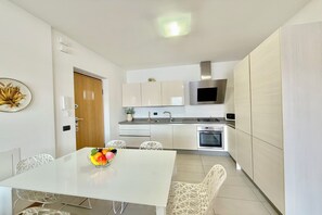 Microondas, horno, placa de cocina y lavavajillas
