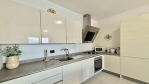 Căn hộ dành cho gia đình, 2 phòng ngủ, ban công, cạnh núi (Residence degli Oleandri 6A) | Bếp riêng | Dụng cụ pha cà phê/trà, lò vi sóng, lò nướng, bếp nấu 