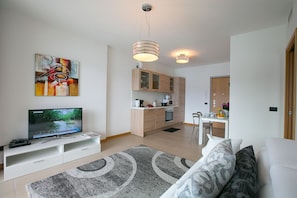 Familjelägenhet - flera sängar - intill bergen (Residence degli Oleandri 5A) | Vardagsrum | 21-tums tv med satellitkanaler och dvd-spelare