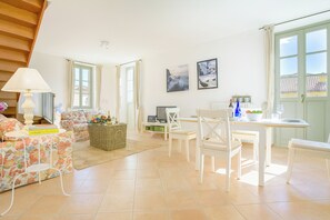 Family Apartment, Multiple Bedrooms (Casa Al Prato Apt. F) | Living area | 21-inch TV with satellite channels - Casa Al Prato Apt. F (Varenna)