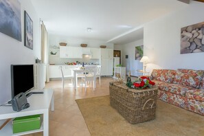 Apartamento família, vários quartos (Casa Al Prato Apt. F) | Área de estar | TV 21 polegadas com canais via satélite