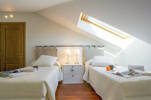 Familienapartment, Mehrere Schlafzimmer (Casa Al Prato Apt. F) | 2 Schlafzimmer, Bügeleisen/Bügelbrett, WLAN, Bettwäsche