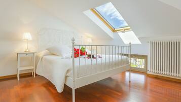 Familie appartement, meerdere slaapkamers (Casa Al Prato Apt. F) | 2 slaapkamers, een strijkplank/strijkijzer, wifi, beddengoed