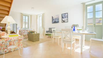 Familie appartement, meerdere slaapkamers (Casa Al Prato Apt. F) | Woonruimte | Een 21-inch televisie met satellietzenders