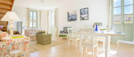 Familieleilighet, flere soverom (Casa Al Prato Apt. F) | Oppholdsområde | En 21-tommers TV med Parabol-TV