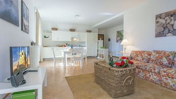 Familie appartement, meerdere slaapkamers (Casa Al Prato Apt. F) | Privékeuken | Een koelkast/vriezer, een magnetron, een oven, een kookplaat