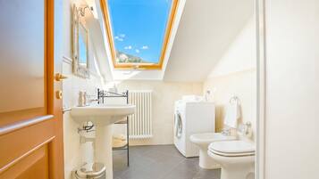 Familienapartment, Mehrere Schlafzimmer (Casa Al Prato Apt. F) | Badezimmer | Dusche, Regendusche, Haartrockner, Bidet