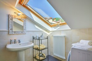 Apartemen Keluarga, beberapa kamar (Casa Al Prato Apt. F) | Kamar mandi | Shower, pancuran hujan, pengering rambut, dan kloset