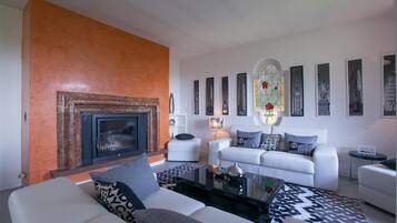 Vila Keluarga, beberapa kamar, 2 kamar mandi, tepi gunung (Villa Lakecomo - Ritrovo) | Area keluarga | Televisi layar datar 32-inci dengan saluran TV satelit, TV, dan perapian