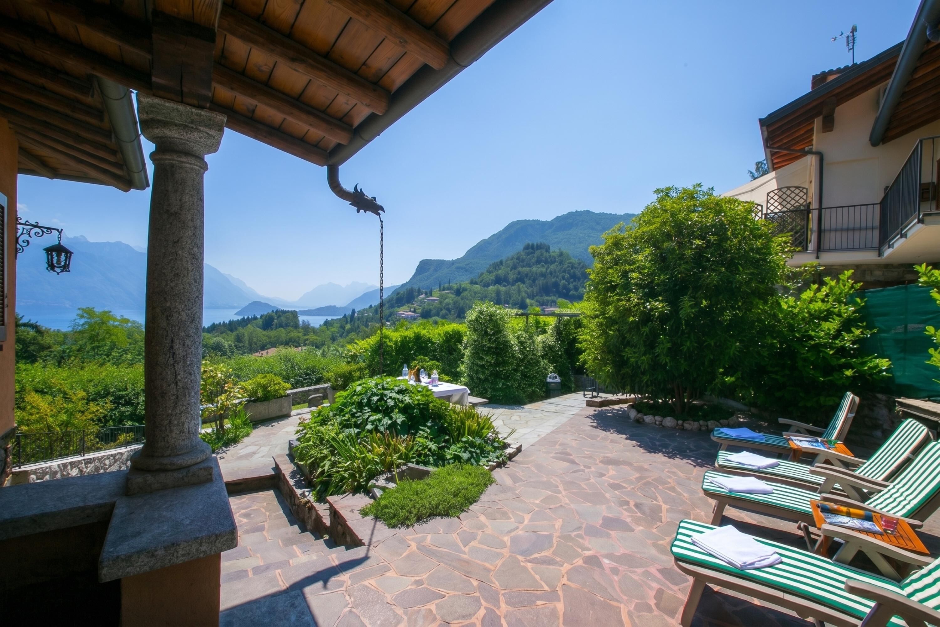 Vila Keluarga, beberapa kamar, 2 kamar mandi, tepi gunung (Villa Lakecomo - Ritrovo) | Teras/patio
