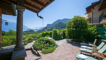 Vila Keluarga, beberapa kamar, 2 kamar mandi, tepi gunung (Villa Lakecomo - Ritrovo) | Teras/patio