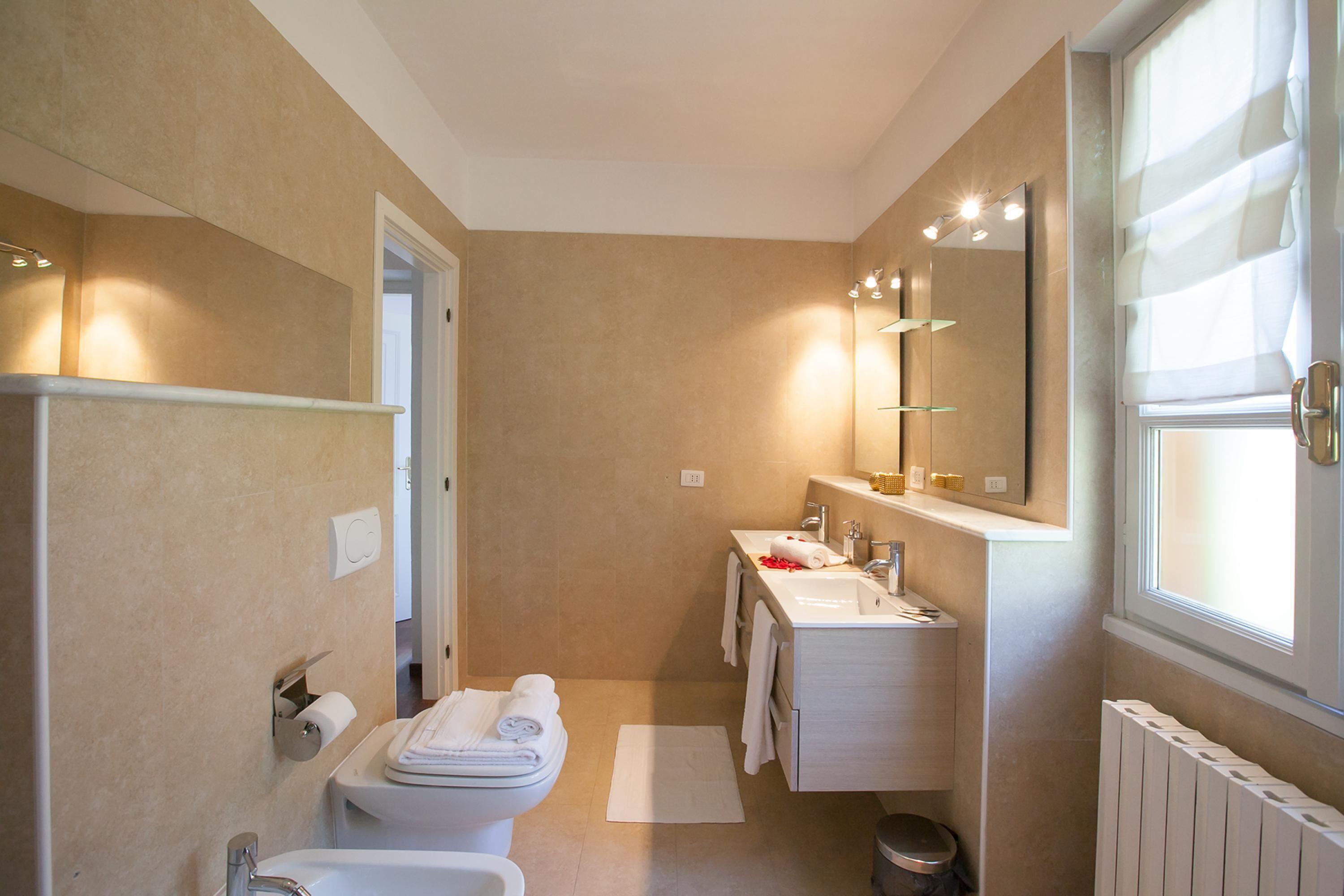 Vila Keluarga, beberapa kamar, 2 kamar mandi, tepi gunung (Villa Lakecomo - Ritrovo) | Kamar mandi | Kombinasi shower/bathtub, pancuran hujan, pengering rambut, dan kloset