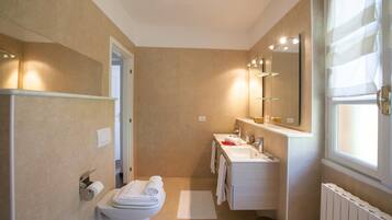 Vila Keluarga, beberapa kamar, 2 kamar mandi, tepi gunung (Villa Lakecomo - Ritrovo) | Kamar mandi | Kombinasi shower/bathtub, pancuran hujan, pengering rambut, dan kloset