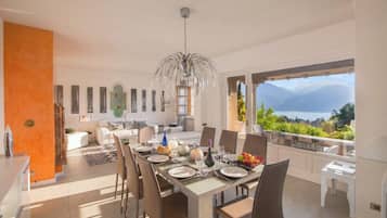 Vila Keluarga, 4 kamar tidur, 2 kamar mandi, tepi gunung (Villa Lakecomo - Ritrovo) | Tempat makan