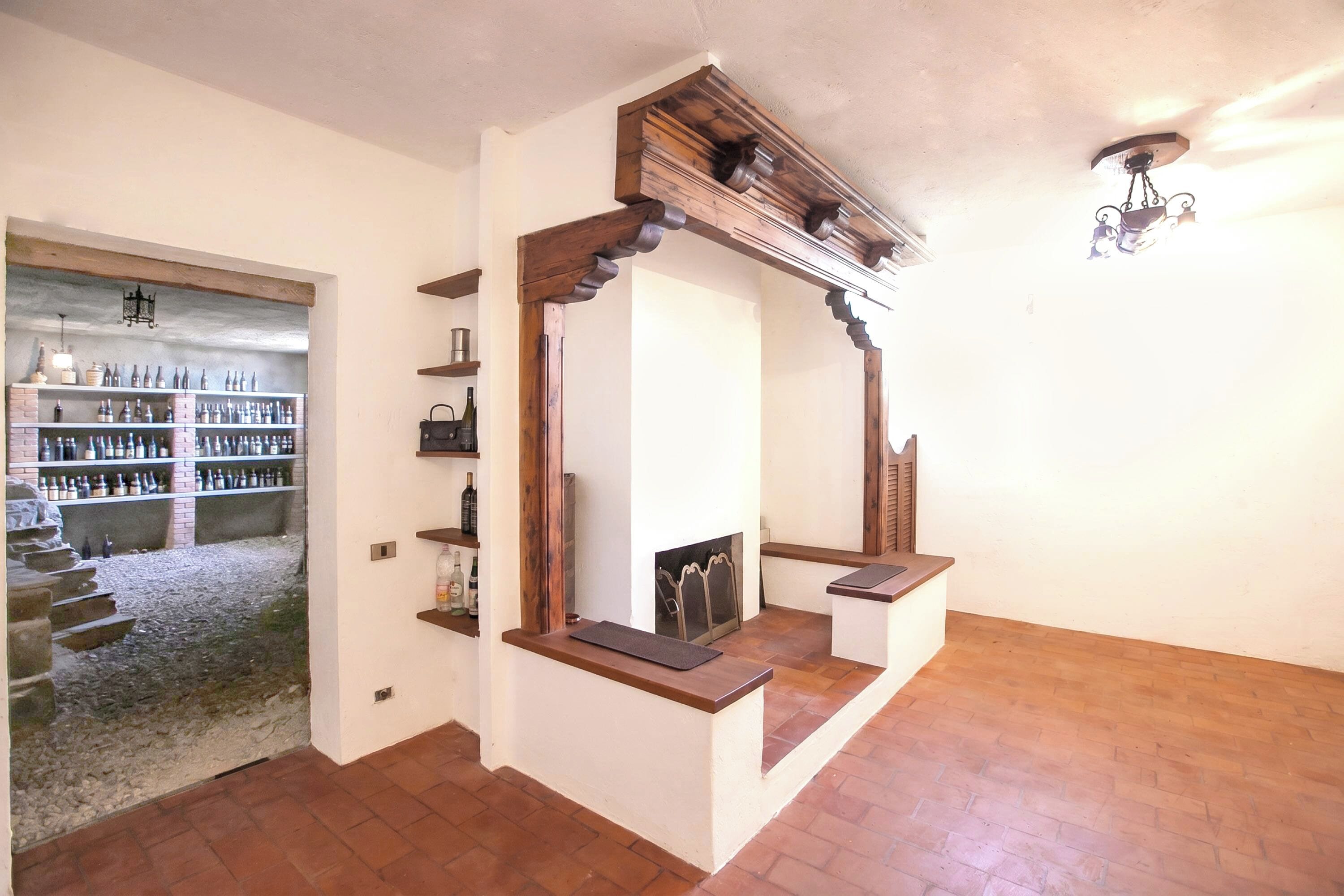 Una habitación con chimenea, vigas de madera y suelo de ladrillo.