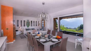Vila família, vários quartos, 2 banheiros, ao lado da montanha (Villa Lakecomo - Ritrovo) | Opções para refeição