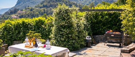 Familievilla - 4 soveværelser - 2 badeværelser - ved bjerg (Villa Lakecomo - Ritrovo) | Udendørs spisemuligheder