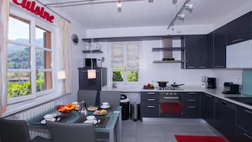 Biệt thự dành cho gia đình, 4 phòng ngủ, 2 phòng tắm, cạnh núi (Villa Lakecomo - Ritrovo) | Tủ lạnh, lò vi sóng, lò nướng, bếp nấu