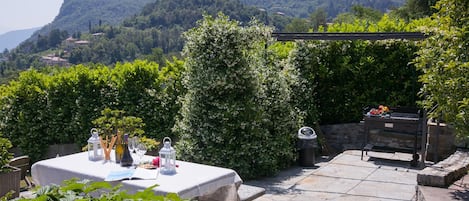Family Villa, Multiple Bedrooms, 2 Bathrooms, Mountainside (Villa Lakecomo - Ritrovo) | Outdoor dining