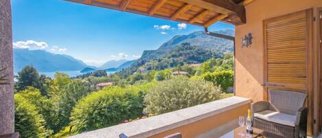 Family Villa, 4 Bedrooms, 2 Bathrooms, Mountainside (Villa Lakecomo - Ritrovo) | Outdoor dining
