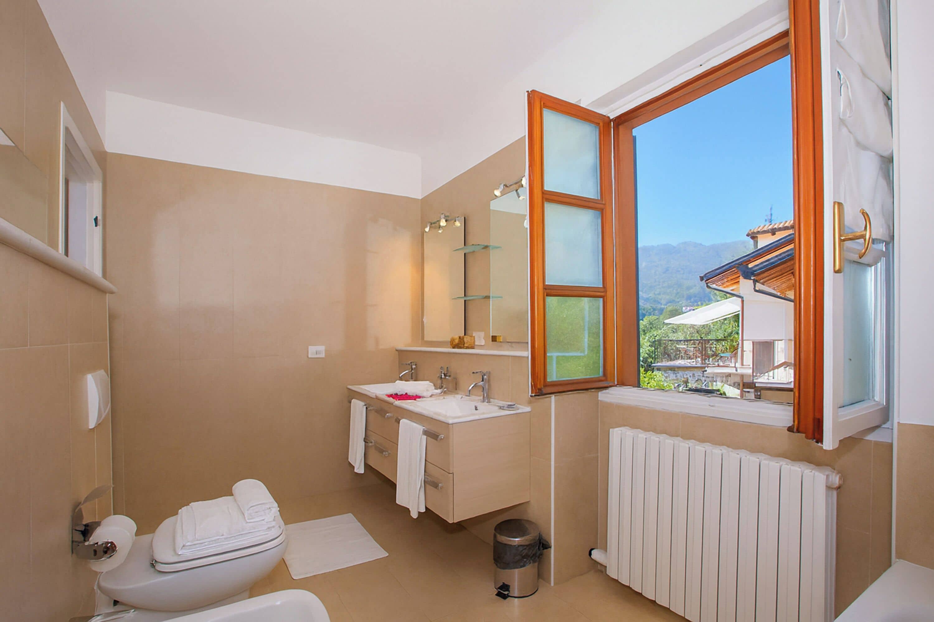 Family Villa, Multiple Bedrooms, 2 Bathrooms, Mountainside (Villa Lakecomo - Ritrovo) | Bathroom | Combined shower/bathtub, rainfall showerhead, hair dryer, bidet