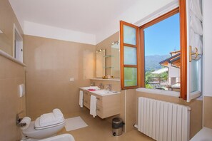 Villa familiale, plusieurs chambres, 2 salles de bains, côté montagne (Villa Lakecomo - Ritrovo) | Salle de bain | Ensemble baignoire-douche, douche cascade, séchoir à cheveux, bidet