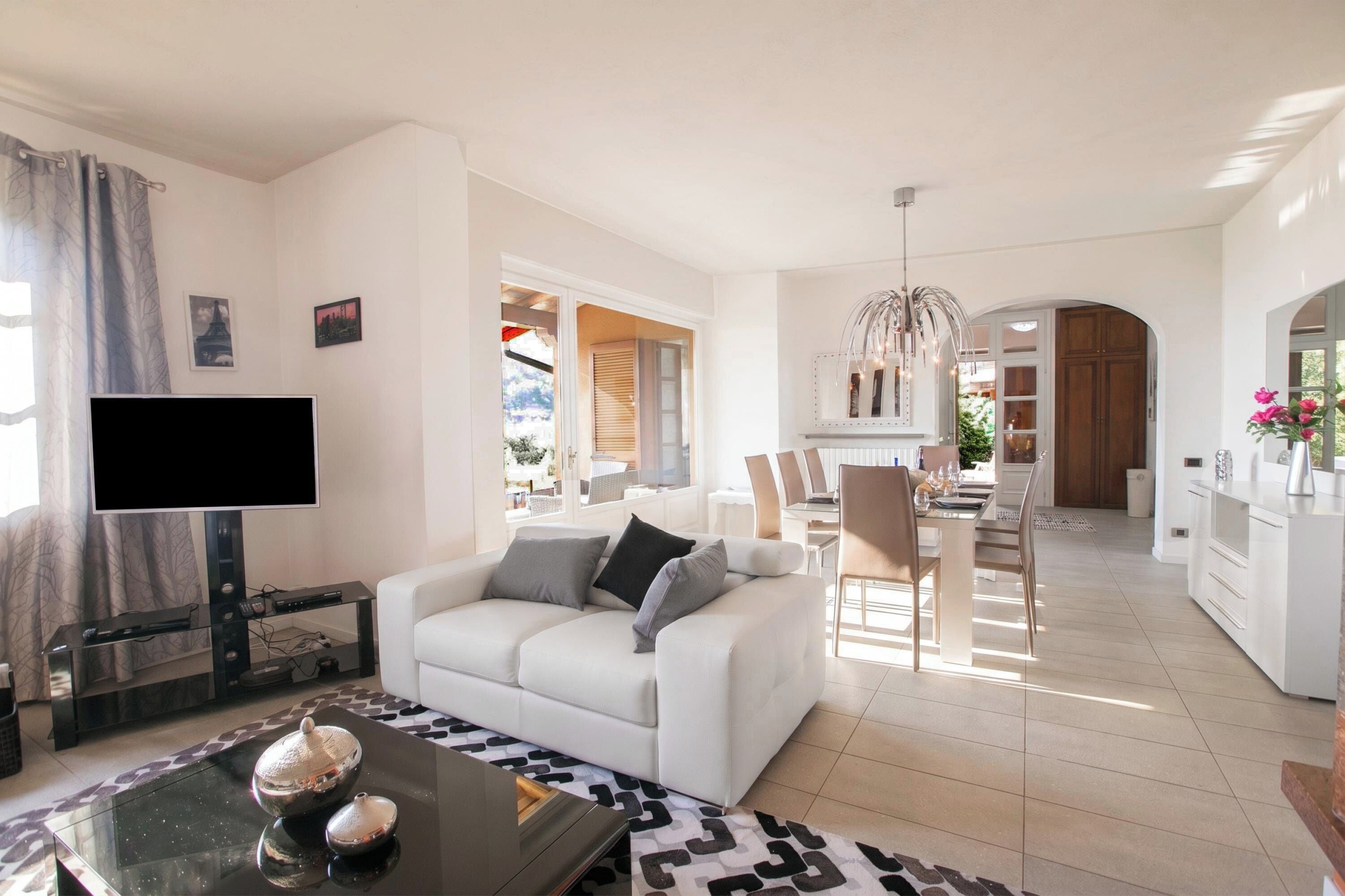 Vila família, 4 quartos, 2 banheiros, ao lado da montanha (Villa Lakecomo - Ritrovo) | Área de estar | TV de tela plana 32 polegadas com canais via satélite, TV, lareira