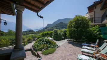 Biệt thự dành cho gia đình, nhiều phòng ngủ, 2 phòng tắm, cạnh núi (Villa Lakecomo - Ritrovo) | Hiên