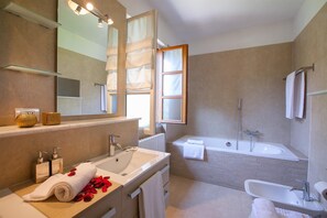 Family Villa, Multiple Bedrooms, 2 Bathrooms, Mountainside (Villa Lakecomo - Ritrovo) | Bathroom | Combined shower/bathtub, rainfall showerhead, hair dryer, bidet - Villa Lakecomo - Ritrovo (Menaggio)