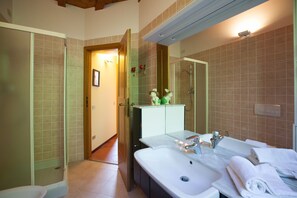 Appartement Familial, plusieurs lits, 2 salles de bains, côté jardin (Gaeta 'Bellavista') | Salle de bain